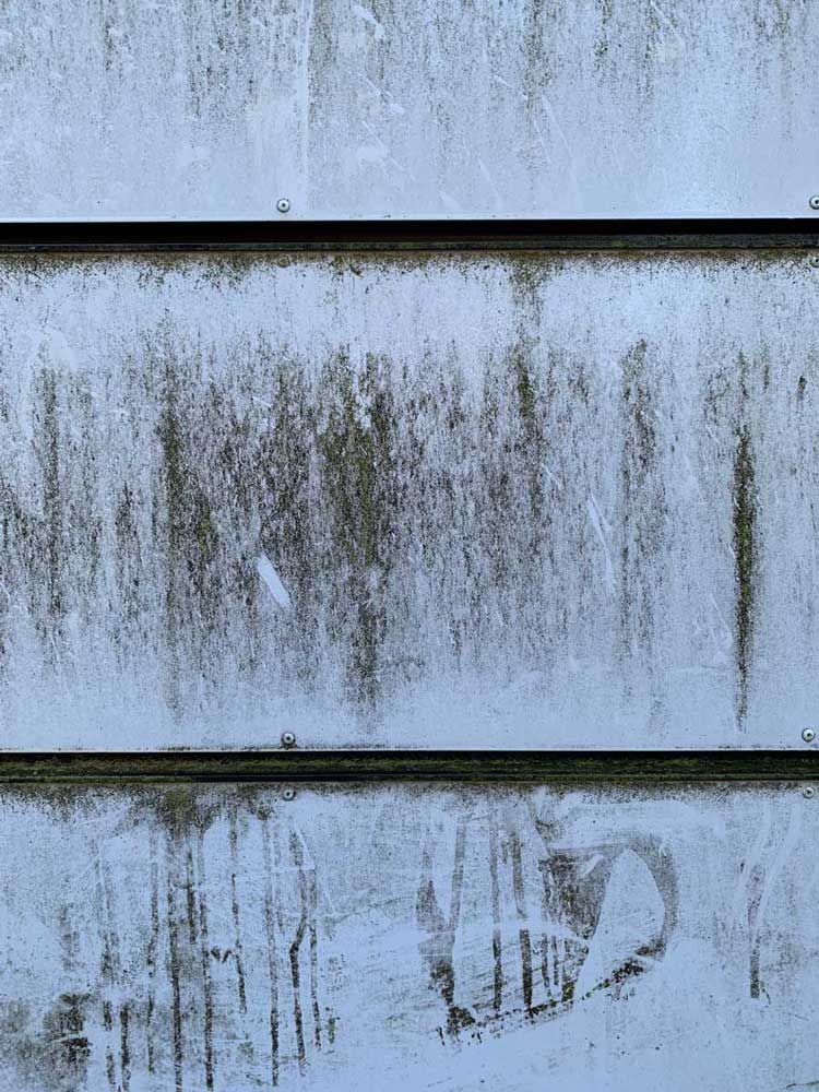 Verschmutzte Fassade an einem Wohnblock