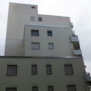 Fassade eines Wohnblocks vor der Reinigung in Karlsruhe