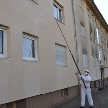 Schondende Fassadenreinigung durch einen Mitarbeiter von algenexx