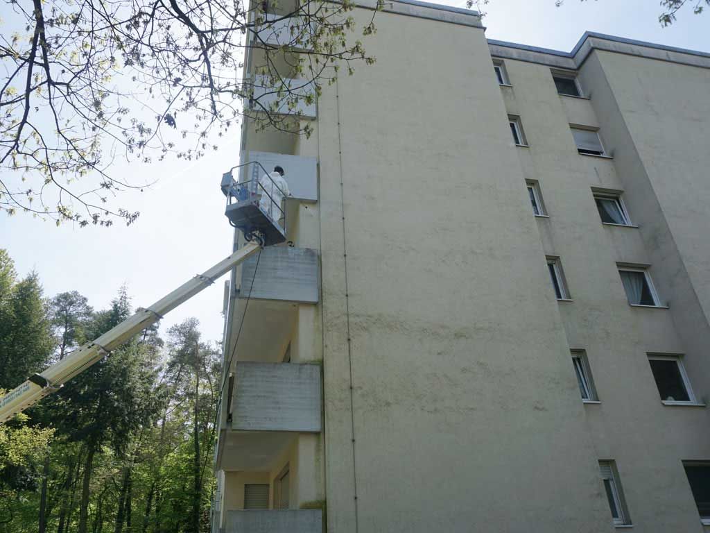 Fassadenreinigung eines großen Wohnblocks in Karlsruhe