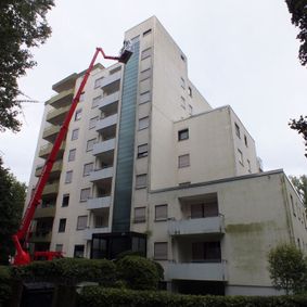 Geruestlose Fassadenreinigung eines Mehrfamilienhauses im Raum Karlsruhe