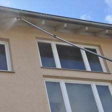 Fassadenreinigung mit ausziehbarer Lanze an einem Haus in Karlsruhe